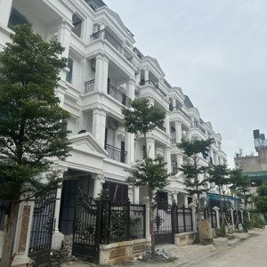 lộc giá mềm tương lai lớn gara ô tô vỉa hè rộng ô tô đỗ cửa