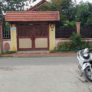 chủ cần bán nhà và đất nhà được làm bằng gỗ lim hoàn toàn. lh: 0886156779
