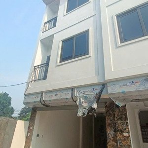 cần bán gấp căn nhà 3 tầng oto vào nhà 50 m2 cách đại lộ thăng long 2km