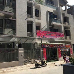 chính chủ cần bán nhà liền kề đối diện 5 tòa chung cư