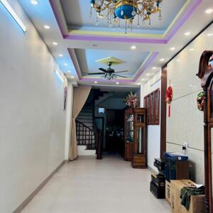 Cho thuê nhà nguyên căn ngõ 29 Phố Vĩnh Hưng, 5 tầng x 40m2, 3 ngủ, 13 Triệu