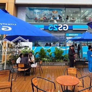 mặt bằng đẹp nhất phố duy tân cho thuê.diện tích 200 m2,mặt tiền 8m,giá thuê 50tr/ tháng.