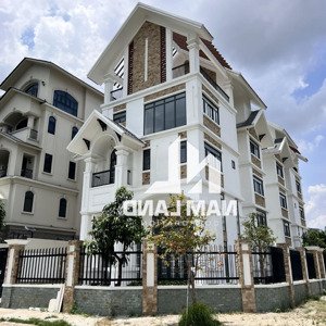 cho thuê nhà 400m2 góc 2 mặt tiền hầm 3 lầu có thang máy sàn trống mới 100% hợp làm văn phòng, ở