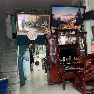 bán gấp nhà 2 lầu ngay chợ nhỏ, gần chợ tân bình