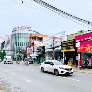 Cho thuê nhà ngang 20m mặt tiền đường Phạm Văn Thuận vị trí đắc địa ngay ngã tư Vincom; 1500m2 sàn giá 250 triệu