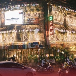 cho thuê nhà mặt phố nguyễn thị định. dt: 120m2x4t. mt: căn góc