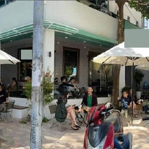 cho thuê nhà mặt phố vũ phạm hàm hiện đang là quán cafe, lô góc, diện tích 180m2, 3 tầng