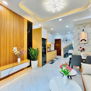 Bán nhà đường Lê Quang Định, Gò Vấp, Hẻm xe hơi, 3 Phòng ngủ, 5 tỷ hơn