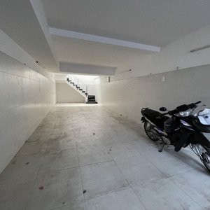 cho thuê nhà nguyên căn 4 tầng có hầm, sàn trống suốt, có sẵn máy lạnh. liên hệ 0962117771