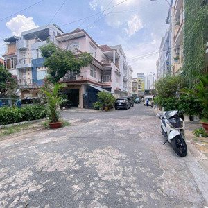 siêu phẩm biệt thự sân vườn gara ôtô ngay trung tâm phú nhuận - ngang lớn 10x20m(200m2) - 26 tỷ tl
