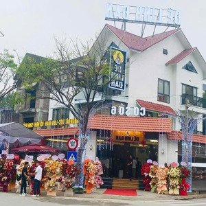 mặt bằng đẹp nhất quận cầu giấy đang cho thuê.mt lô góc siêu rộng 25m,dt 150m2 x 4 tầng,giá 80tr