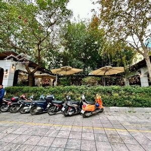 cho thuê-sang nhượng quán cafe mặt phố nguyễn văn huyên. dt: 150m2, mt 22m. vị trí siêu đẹp-hè rộng