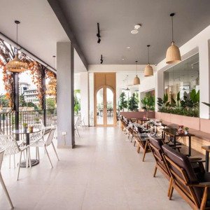 cho thuê nhà mặt phố nguyễn văn huyên. dt: 100m2. mt: 20m