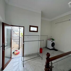 CHO THUÊ NHÀ 3 TẦNG MT ĐƯƠNG LÊ VĂN HIẾN , NGAY UỶ BAN QUẬN NHS