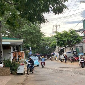 NHÀ MẶT TIỀN NGUYỄN PHÚC CHU- BMT -KINH DOANH ĐA NGHÀNH NGHỀ - FULL THỔ CƯ ________________©©©©©_________________ Diện tích 6x24,5m. đã trừ lộ giới ️pháp lí thổ cư % đất ở Hướng chính Đông mát mẻ
