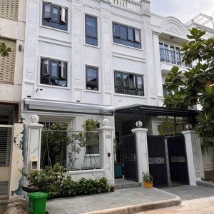 bán biệt thự b64 nam thông 2 phú mỹ hưng nhà mới đẹp, full nội thất, có thang máy