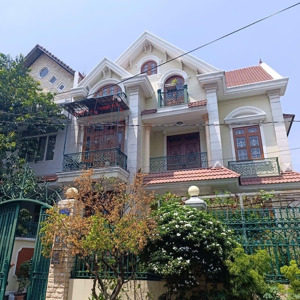 cho thuê biệt thự 4 tầng/ 240m2, view sông, phường tân phong , quận 7.