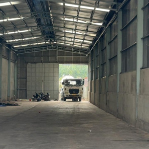 chính chủ bán cái kho mặt tiền ql13 có 600m2 xây đất 1000m2 kho xây kiên cố có bảng vẽ, 
