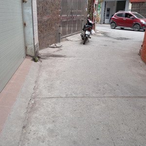 bán đất dt 80m2 mt 4,2m giá chào nhỉnh 5 tỷ. oto 7 chỗ vào nhà. gần trường chợ, tiện ích đầy đủ