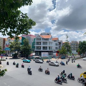 bán căn biệt thự kế bên hồ sinh thái, nhà có thang máy vị trí đẹp. liên hệ: mr thắng