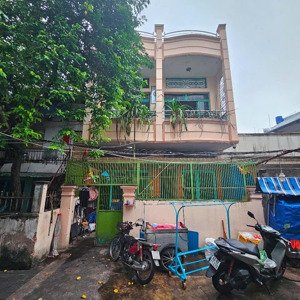 bán nhà hxh 8m trung tâm q.11, quay đầu.
2 mặt tiền, mặt chính huớng nam, mặt sau hướng bắc.