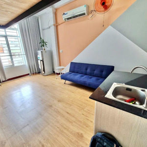 phòng rộng gác cao có cửa sổ trời đón sáng thoáng mát, an ninh 24/7 có giặt chung