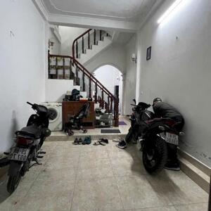 Cho thuê nhà ngõ 179 Vĩnh Hưng, 3 tầng x 30m2, 3 ngủ, 6.5 Triệu, có cho ở nhóm