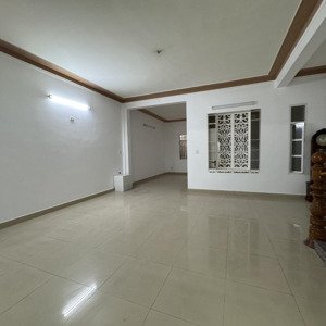 cho thuê nhà mặt tiền 2 tháng 9. ngang 7m, thang máy. thang máy