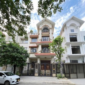 bán biệt thự 200m2 full nt, có tm, có sổ nhà mt đ.số 10 kdc himlam quận 7 gb: 52 tỷ lh: 