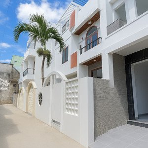 bán 5 căn liền kề đường phạm văn nghị - ngay cầu rồng. sẵn hđ thuê 25triệu / tháng
