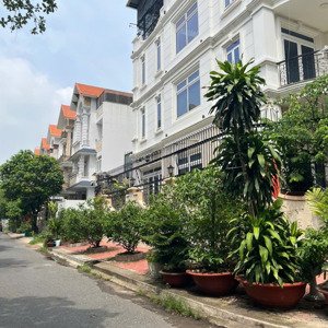 bán biệt thự him lam quận 7. dt: 10 x 20m. thiết kế hiện đại. thang máy xịn + hầm. giá tốt: 70 tỷ