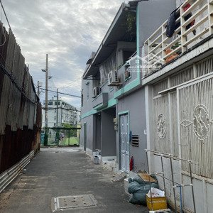 ách bờ sông 250m , cách hệ thống sân bóng đá và bóng rổ 15m ,gần nhà thờ và chợ xóm mới