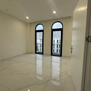 thuê nhà np 84m2 40tr hoàn thiện trục đường chính đội diện công viên 36ha tại vhgp