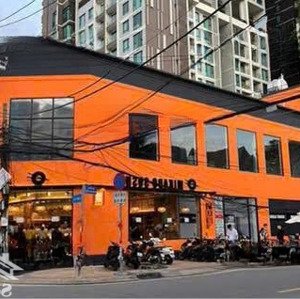 cho thuê mbkd phố giảng võ diện tích 350mx2t. mặt tiền lô góc 30m cực rộng. kd mọi mô hình đều hợp