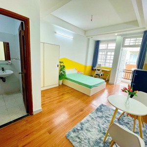 chính chủ khai trương chdv q7 full nt có bancony cửa sổ thoáng