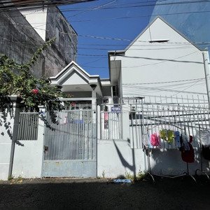 cho thuê nhà cấp 4 tại hẻm 378 trương công định, p8, vung tau, dt 80m2 gom 2pn, 2wc. giá 5tr/tháng.