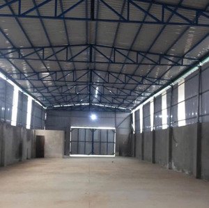 kho vị trí rất hiếm gặp, cao 9m, 2 cửa xuất nhập hàng. đg tải 5 tấn. kho đang trống bàn giao ngay