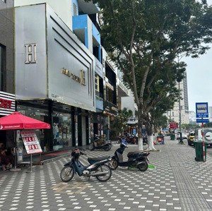 giật mình. hiếm người bán. bán đất đường phạm văn đồng, đà nẵng. dt 250m2. ngang 10m. xây cao tầng