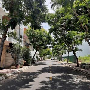 Nhà 3 tầng đường Số 27 Khu đô thị Hà Quang 1 - TP Nha Trang. DT : 75m2 ngang 5m. Nhà 3 tầng. Đang cho thuê 4 phòng trên lầu thu nhập 14 triệu/ tháng Giá bán: 7 tỷ. LH 0987471611 zalo