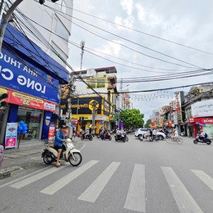 cho thuê nhà mặt phố tô hiệu ngang 6m, vỉa hè rộng. hiện trạng mới, cầu thang phía cuối