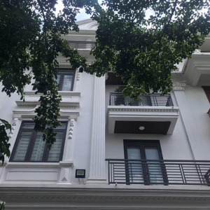cho thuê lk kđt thành phố giao lưu - phạm văn đồng 120m2 5 tầng 1 tum 1 hầm. thông sàn. giá 65tr