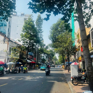 ngay nhà ga ngầm bến thành quận 1 , building 7 tầng , ngang 4,3m dài 17m vị trí đẹp , bề thế quận 1