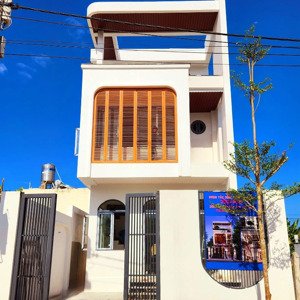 bán nhà 3 tầng mới đẹp, đang vào nội thất, đường ô tô trung tâm thị trấn diên khánh giá chỉ 2,7 tỷ