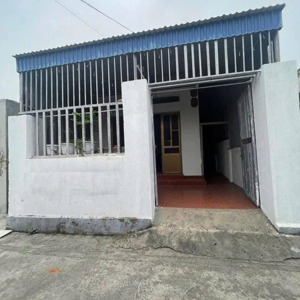 chủ cần tiền gấp căn nhà cấp 4
dt 124m2 (5,5x23) ngang 5,5m