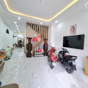 Bán nhà 3 tầng đối diện công viên Hà Quang 1, Phước Hải, Nha Trang. Có thang máy