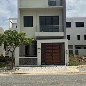 cần bán gấp nhà phố 120m2 1 trệt 2 lầu ngay trung tâm tp bà rịa, giá 5 tỷ, có sổ hồng 