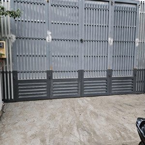 nhà tiền chế mới 100%, đường nhựa, ngang 5m, có gác, cho thuê lâu dài