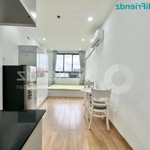 căn hộ cửa sổ trời 25m2 đón nắng tự nhiên, gần bờ kè hoàng sa, trống sẵn, thang máy, xe hơi tận cửa