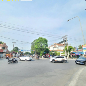 bán nhà nghỉ 1 trệt 2 lầu mt đường trần hưng đạo p. đông hòa tp. dĩ an