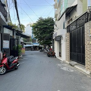 hàng hóa mới ra, cực ngon, hxh 6m huỳnh văn bánh, 4,6x28,5m; 117m2; vuông vức, siêu rẻ 18,5 tỷ tl.